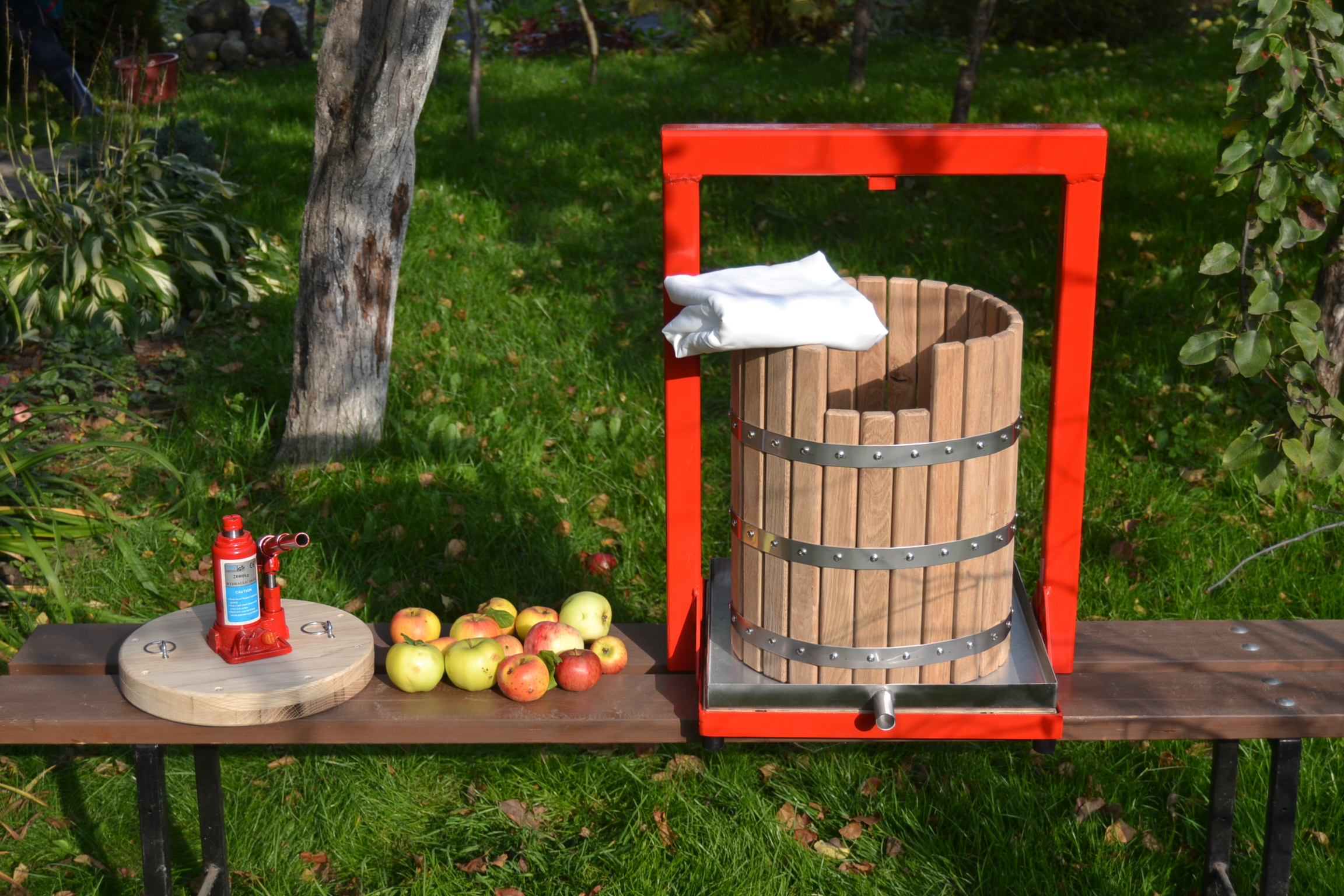 Kādu presi ābolu un vīnogu sulas spiešanai izvēlēties?